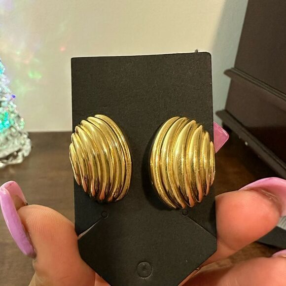 VINTAGE ST.JOHN GOLDTONE CLIP EARRINGS - Picture 1 of 2